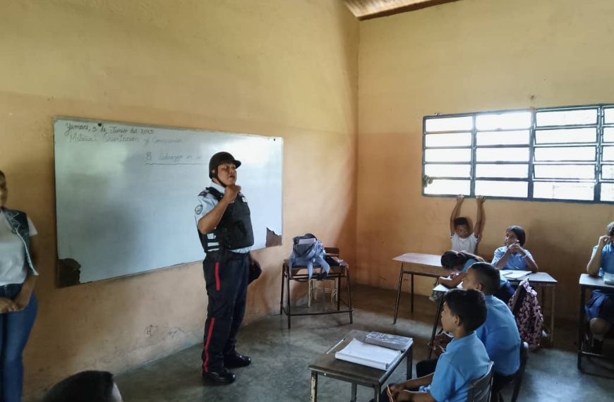 Policía de Yaracuy Fortalece Vínculos Comunitarios con el Plan «El Policía Va a la Escuela