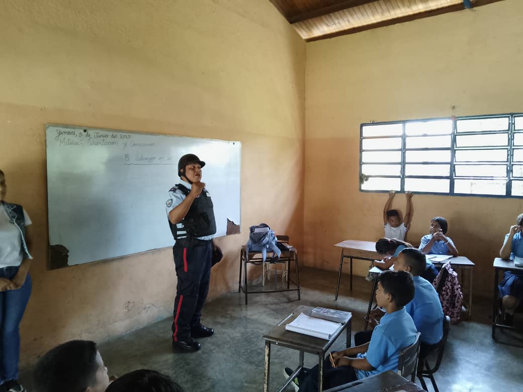 Policía de Yaracuy Fortalece Vínculos Comunitarios con el Plan «El Policía Va a la Escuela